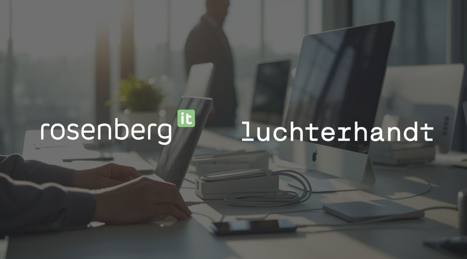 Rosenberg-IT Mitarbeiter arbeitet am Laptop